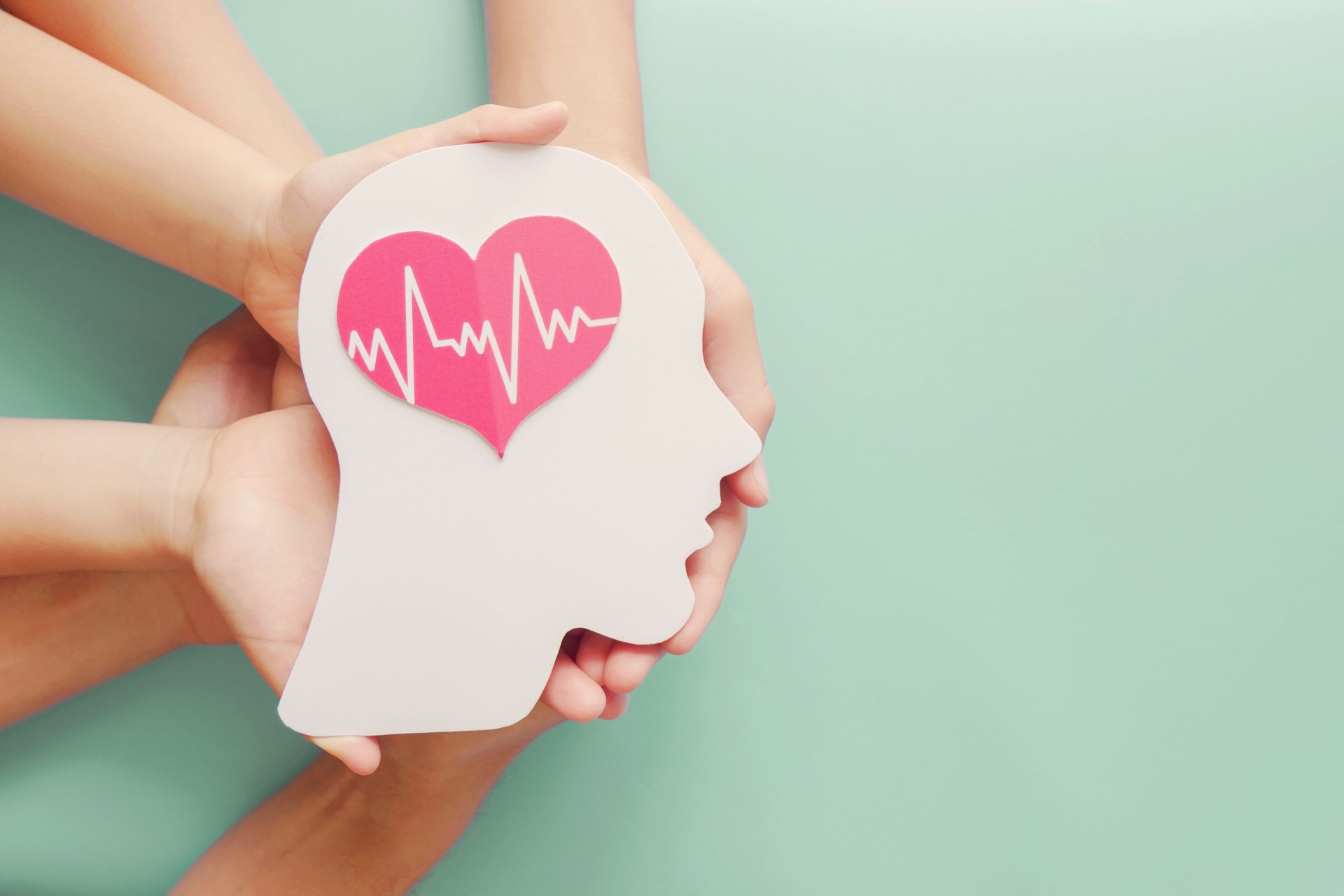 Adultos e crianças mãos segurando papel cérebro e coração, derrame cerebral, dia mundial do coração, dia mundial de saúde mental, Alzheimer e conceito de bem-estar