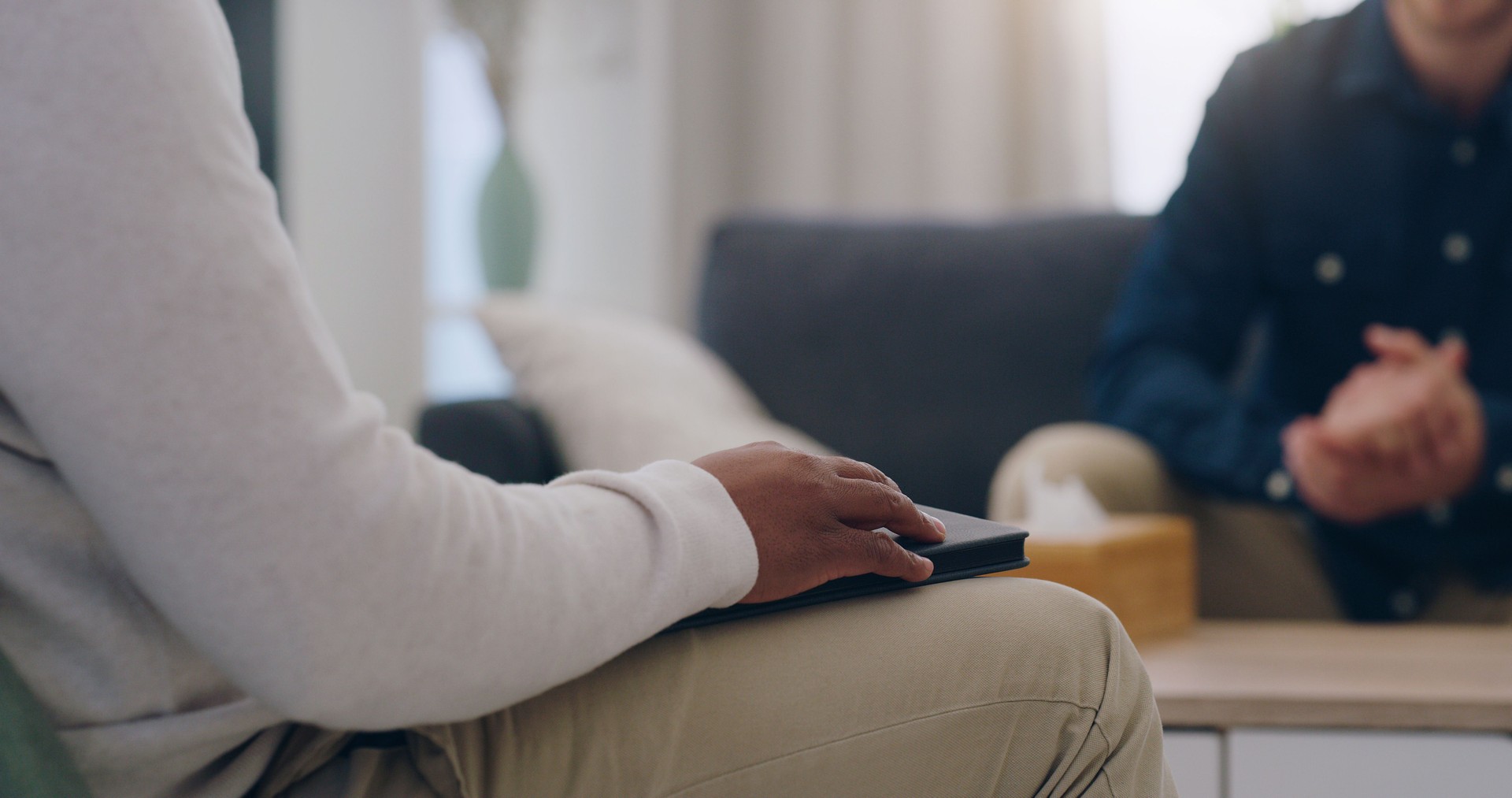 Terapia, mãos e consulta de psicólogo com o paciente para psicologia, saúde mental ou depressão ajuda, apoio e aconselhamento. Terapeuta consultor especialista consultando, falando ou ajudando o homem no escritório